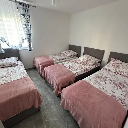 Semesterbostad Domek Nad Rzeka Zelazno (Klodzko)